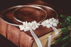 Στέφανα γάμου με επάργυρη βέργα και λουλούδια  MS702