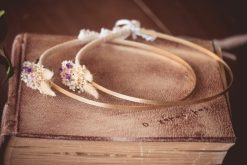 Στέφανα γάμου επίχρυσα με μεταξωτό σχοινί και λουλούδια MS7014