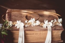 Στέφανα γάμου με μεταξωτά λουλούδια και επίχρυσα στοιχεία MS204