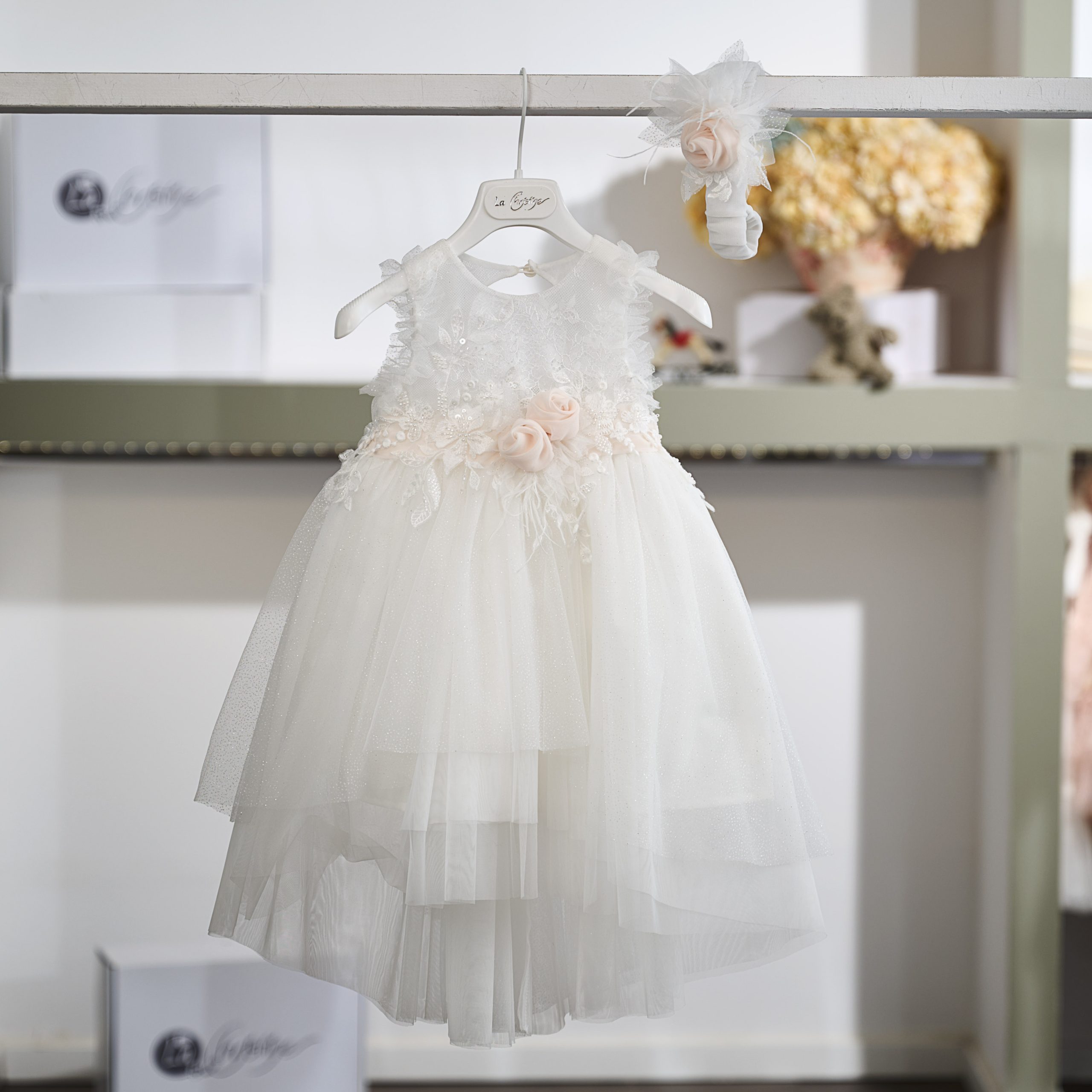 Βαπτιστικό Φόρεμα 26Κ742 Off White με Ασύμμετρη Φούστα Τούλι